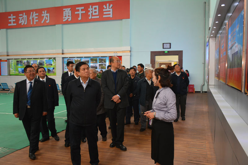 1508305245389953.jpg 集团领导2.jpg